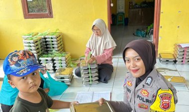 Polsek Ciamis Pantau dan Ikut Turun Salurkan MBG Bagi Balita di Desa Mekarjadi